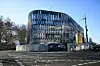 Das Interimsquartier mit bunten Akzenten zwischen den Fenstern