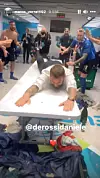Daniele De Rossi rutscht über den Tisch, Mannschaft feuert ihn an