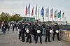 Demonstranten am Flaggenplatz am Jungfernstieg, die zuvor trotz eines Verbots einer Pro-Palästinenser-Demonstration eine Palistinser-Flagge hochgehalten hatten, wurden von der Polizei vorübergehend festgehalten und durchsucht. (Archivbild)