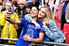 Sam Kerr im Chelsea-Trikot mit Medaille um den Hals macht ein Selfie mit Freundin Kristie Mewis