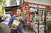 Thorsten Clorius (61), Inhaber der „Kleinen Pause” macht sich Sorgen, weil die Preise für Speiseöl und andere Kosten rapide ansteigen.