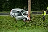 Ein Polizist inspiziert den silbernen Ford.