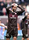 Elias Saad fasst sich an den Kopf.
