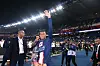 PSG-Spieler Mbappé winkt den Fans im Stadion zu