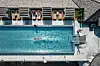Sportliches Schwimmvergnügen im 25 m Rooftop-Pool.