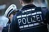 Eine Polizistin (l.) und ein Polizist im Einsatz. (Symbolbild)
