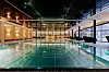 Im Familienresort Buchau haben Gäste die Qual der Wahl, ob sie im türkisblauen Achensee oder in einem der vielen Pools schwimmen.