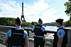 Sicherheitskräfte der Gendarmerie patrouillieren unweit des Eiffelturms.