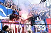 HSV-Fans verbrennen eine Polizeiuniform