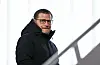 Max Eberl in Winterjacke auf der Tribüne