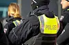 Bewaffnete Polizisten mit Schutzweste