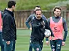 St. Pauli-Trainer Jos Luhukay zeigt an, wo der Weg hinführen soll.