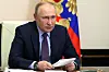 Wladimir Putin sitzt an seinem Schreibtisch und nimmt an einer Videokonferenz teil.