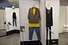 Ob Blazer, T-Shirt oder Strickjacke – die Ausstellung zeigt: Das Outfit ist ziemlich egal.