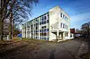 Dieser leerstehende Verwaltungsbau befindet sich an der Straßenfront Kiebitzweg 16-20.