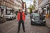 Bastian Hagmaier steht in der Ottenser Hauptstraße