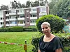 Brigitta Busch vor dem Mehrfamilienhaus in Langenhorn. Ihr Sohn stürzte mit seinen Freunden in die Tiefe.