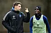 Loic Favé gibt Jean-Luc Dompé im HSV-Training eine Anweisung