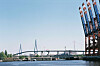 Bild der Elbe, im Hintergrund die Köhlbrandbrücke, rechts Hafenkräne