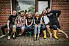 Die Anwohnerinnen Brigitte (67, li.) und Lisa (74) haben die Mecklenburger Kilian (23), Henry (37), Sven (47) und Robert (38) kennengelernt.