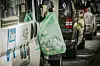 Das Bier hält die Laune hoch – an den Autos hängen schon Mülltüten voller leerer Getränkedosen.