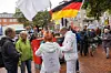 Menschen diskutieren in Altona über eine Deutschlandfahne