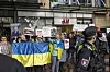 „Stop Russian Terror“ und „Deutsche Waffen stoppen den Genozid“ steht auf den Plakaten der Gegendemonstranten.