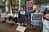 Vor dem „Mercado“-Einkaufszentrum stehen 30-40 ukrainische Gegendemonstranten mit Schildern und Fotos.