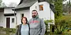 Das Eherpaar Dimitrios (40) und Jacqueline (34) Mouratidis lebt mit seinen Kindern direkt neben der Pony-Waldschänke. Der Vermieter ist derselbe.