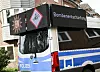 Ein Lautsprecherfahrzeug der Polizei fährt mit einem Evakuierungsaufruf durch die Straßen von Kiel.