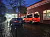 Ein Auto und ein Rettungswagen auf einem Parkplatz