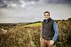 Landwirt Marc Janz steht vor der „Snack-Bar“ des Wolfes.