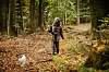 ZMOPO-Reporterin Katharina Langenbach und Hund Knöpfchen halten Ausschau nach dem Wolf: Obwohl Knöpfchen zum Anbeißen ist, lässt sich das Raubtier durch ihn nicht anlocken.