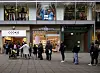 Schlange stehen für Kekse: Kunden warten vor dem Laden „Cookie Couture“ in Stuttgart.