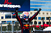 Verstappen bejubelt seinen Sieg.