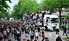 Fans neben dem Lkw, auf dem die Spieler des FC St. Pauli stehen