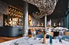 Das Restaurant „Claas“ mit beeindruckender Fischschwarm-Installation an der Decke