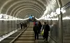 Passanten im Alten Elbtunnel in Hamburg (Archivbild).