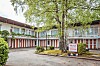 Das Motel im Hinterhof: Unten stehen die Autos in Einzelgaragen, und oben schlafen die Fahrer.