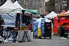 Beamte der Spurensicherung am Tatort nach einem tödlichen Messerangriff auf einem Straßenmarkt.