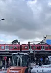 Auf einem anderen Video ist zu sehen, wie der „Train Surfer“ auf einer S-Bahn an der Sternschanze mitfährt.