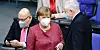 Kanzlerin Angela Merkel und Innenminister Horst Seehofer (r.) am Mittwoch im Bundestag.