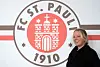 St. Paulis Aufsichtsratvorsitzende Sandra Schwedler vor dem Logo
