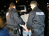 Polizisten haben den Einbrecher in Tatortnähe festgenommen. (Symbolfoto)