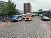 Einsatzkräfte stehen am Bahnhof von Neumünster