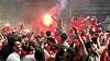 Nach dem Last-Minute-Sieg der Türkei eskaliert die Lage auf dem Fanfest. Ein Fan stemmt dabei eine Bierbank in die Höhe.