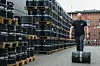 Ein Mitarbeiter der Brauerei Ratsherrn schiebt ein Fass über den Boden.