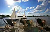 Menschen sonnen sich an der Alster.