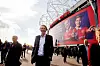 Sir Jim Ratcliffe posiert vor dem Manchester United Stadion