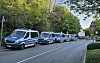 Die Polizei ist mit mehreren Fahrzeugen bei einer Drogenrazzia in Velbert im Einsatz. Bei einer Razzia in Nordrhein-Westfalen und zwei weiteren Bundesländern sind rund 400 Polizisten gegen den organisierten Handel mit Kokain und Marihuana vorgegangen.